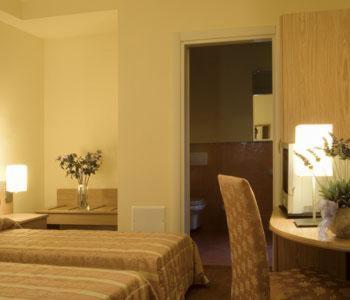 瓦尔玛德雷拉贝拉维斯塔酒店的酒店客房带一张床、一张桌子和椅子