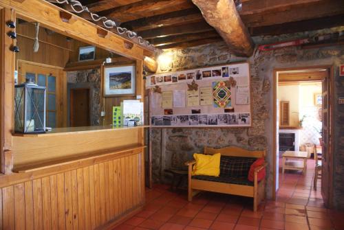 萨布盖鲁克鲁塞罗之家农家乐的一间在房间内带柜台和椅子的餐厅