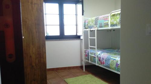 里瓦德奥A Minguxaina的客房设有两张双层床和一扇窗户。