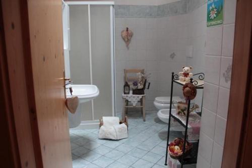 TassulloAgritur Odorizzi的一间带卫生间和水槽的浴室
