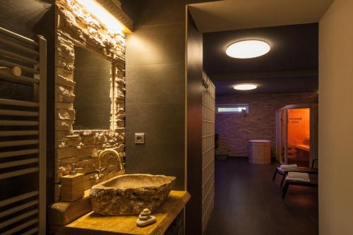 Žehrov阿加塔旅馆的一间带水槽和石墙的浴室