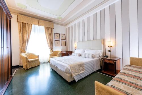 圣玛格丽塔-利古雷乔兰达酒店的一间设有大床和窗户的酒店客房