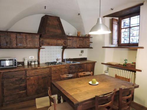 普拉吉拉托Baita del Plan的厨房配有木制橱柜和木桌。