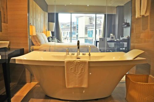 上海皇廷国际大酒店的一间浴室