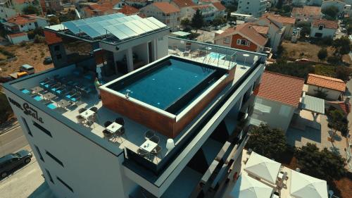 沃迪切Hotel Scala d'Oro的一座房子,在一座建筑的顶部设有一个游泳池
