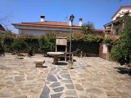 托雷洪厄尔卢比奥法尔孔佩尼亚卡萨乡村酒店的石头庭院,设有长椅和街灯