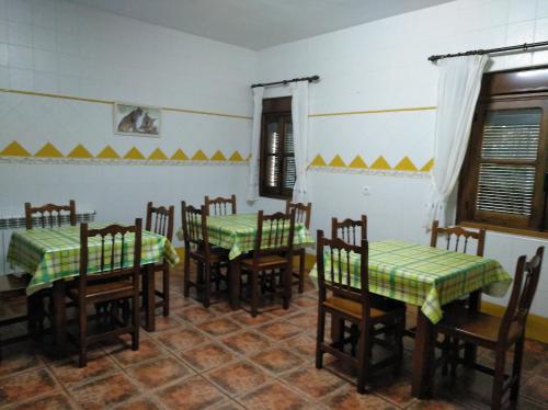 托雷洪厄尔卢比奥法尔孔佩尼亚卡萨乡村酒店的一间用餐室,内设桌椅
