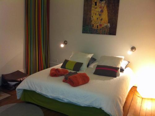巴黎布尔多内一室公寓的一间卧室配有带毛巾的床