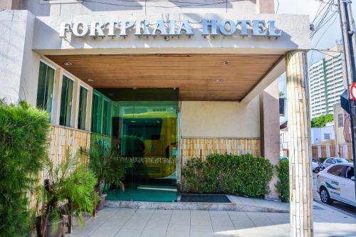 福塔莱萨Fortpraia Hotel的标有酒店前门的入口