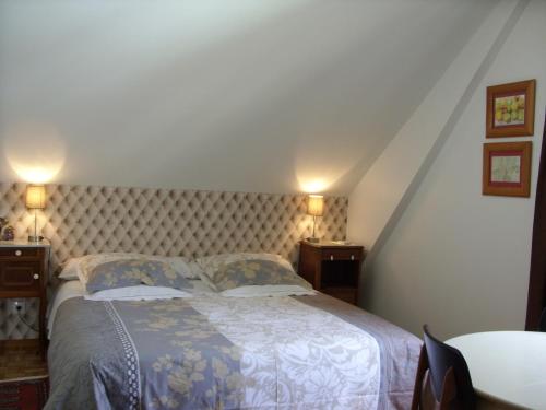 凯泽贝尔Marcia Donatti-A l'Ombre des Coteaux Rio de Janeiro的一间卧室配有一张带蓝白色床单的大床