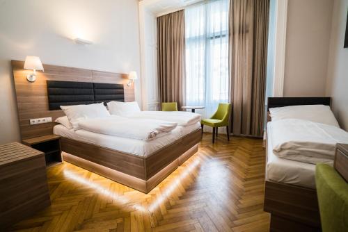维也纳Hotel Marc Aurel - Newly refurbished的酒店客房设有两张床和窗户。