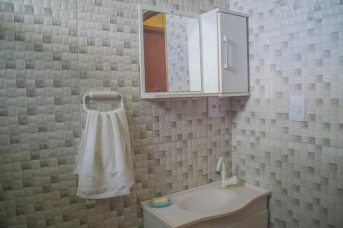 奥利文萨Pousada Acuípe的一间带水槽和镜子的浴室
