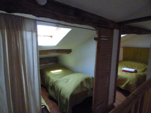 Balanodgite le marguerite的小房间设有两张床和窗户