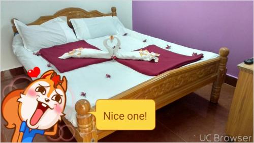 埃尔加德Breezy Land Residency (Nidhi Sri & k.k resort)的一间卧室配有一张带aiggermsg的床。