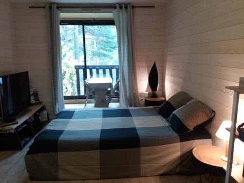 瓦尔代布洛尔Les Genets的一间带床的卧室,位于带窗户的房间内