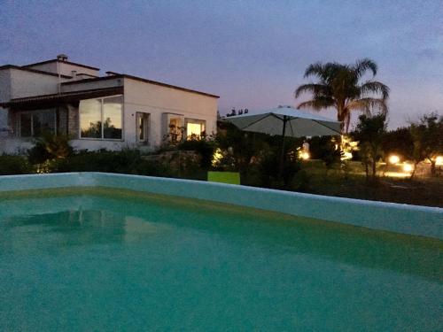 莱魁勒Casa di Maria @Lequile的房屋前的大型游泳池