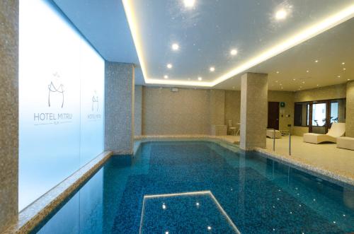 拉巴斯Hotel Mitru Sur的一座带酒店大堂的大楼内的游泳池