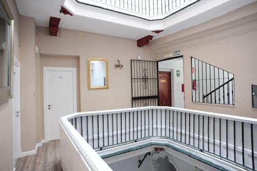 加的斯霍斯佩德利亚马尔克斯酒店的一座带天花板的房屋内的室内游泳池
