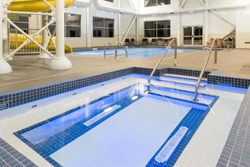 雷夫尔斯托克雷夫尔斯托克华美达酒店的大楼内一个蓝色瓷砖的大型游泳池