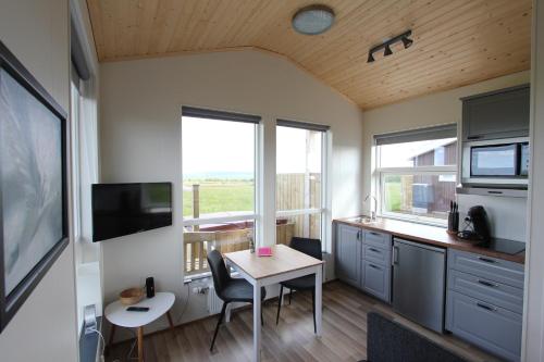 雷克霍特Blue View Cabin 5B With private hot tub的一个带桌子和一些窗户的小厨房