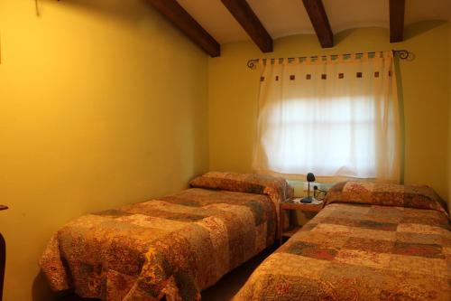SenantCa la Nuri的带窗户的客房内的两张床