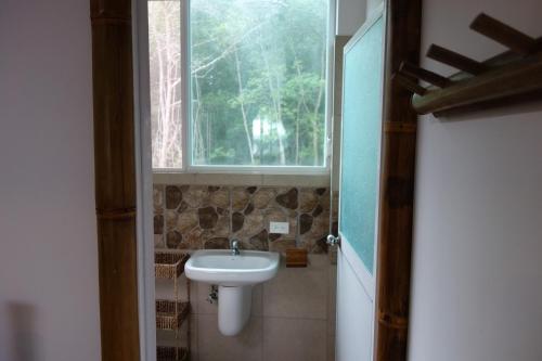 莫姆皮切Casa Gaia Mompiche的一间带水槽和窗户的浴室