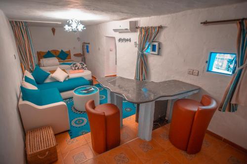 舍夫沙万安特克摩洛哥传统庭院住宅的一个带桌子和沙发的客厅模型