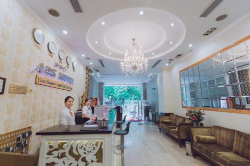 河内A25 Hotel - 19 Phan Đình Phùng的站在沙龙柜台的女人