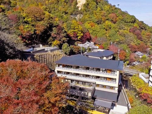 神户奥之细道日式旅馆的树林中建筑物的空中景观