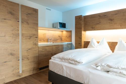 吕姆朗Jet Hotel Zurich Airport的一间卧室配有床和水槽