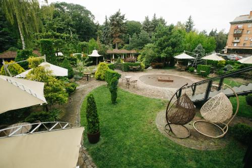 切尔诺夫策布科维纳酒店的享有花园空中景致,配有网球拍