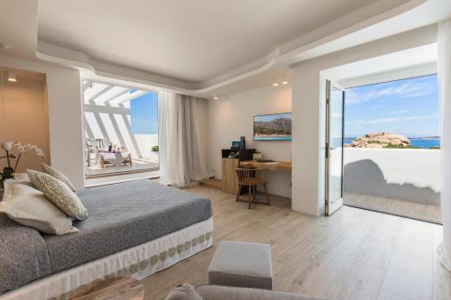 巴哈撒丁岛格兰德雷勒德努拉盖酒店的一间卧室配有一张床,享有海景