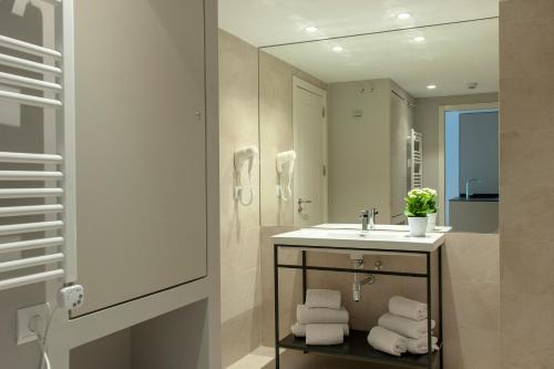 马德里市中心MH公寓式酒店的一间浴室