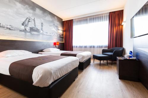 鹿特丹鹿特丹亚历山大堡垒酒店 的一间酒店客房,设有两张床和电视