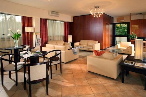 罗马加西亚酒店的带沙发的客厅和用餐室