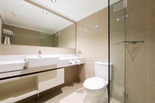 堪培拉堪培拉美居酒店的浴室配有卫生间、盥洗盆和淋浴。