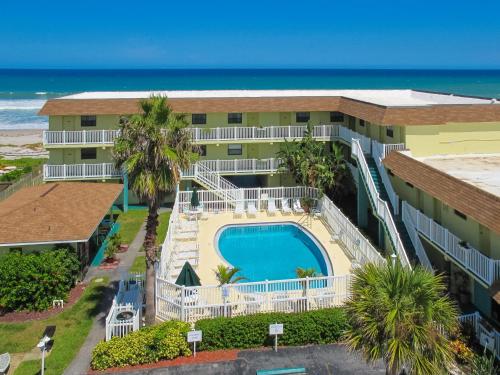 墨尔本塔克维海岸度假酒店的享有度假胜地的空中景致,设有游泳池和海洋