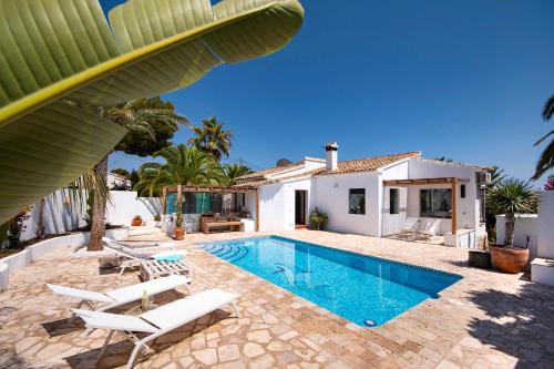 莫莱拉Villa Lagarta by Holiday Rentals Villamar的一座带游泳池和房子的别墅