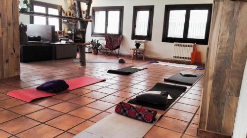 陶尔Hostal Rural Sant Climent的地板上有一束瑜伽垫的房间