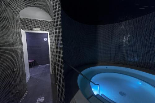 Hotel Real Balneario Carlos III的一间浴室