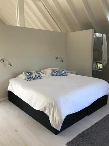 圣弗朗西斯湾St Francis Cottage close to beach的卧室配有带蓝色枕头的大型白色床