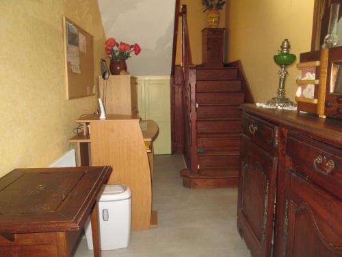 马雷讷Maison Confortable WI-FI Animaux oui的一间设有楼梯的房间和一间带桌子的房间
