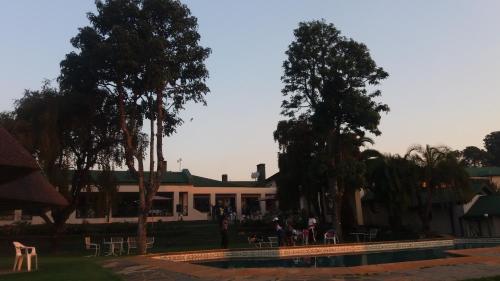 NyangaMontclair Hotel and Casino的前面有游泳池的房子