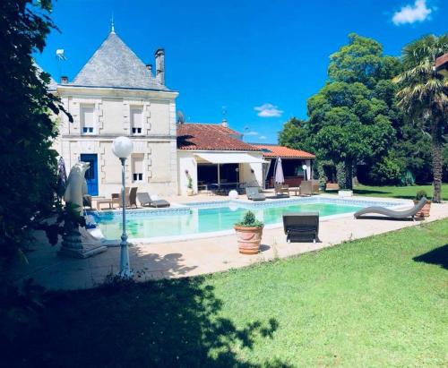 Mathales roulottes de dilou Cerise的庭院中带游泳池的房子