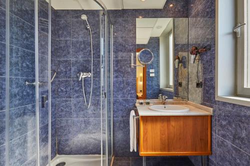 萨拉戈萨爱科赛德利西亚广场酒店的带淋浴和盥洗盆的浴室