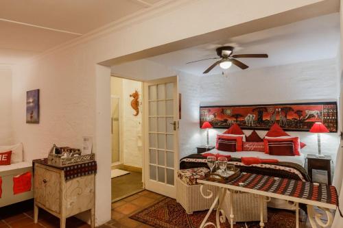 克尼斯纳竹，旅馆的一间卧室配有红色枕头的床