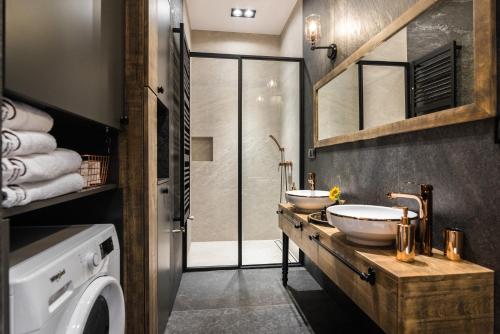 克拉科夫Wooden Horse - New Apartment - Old Town的浴室配有2个盥洗盆和步入式淋浴间。