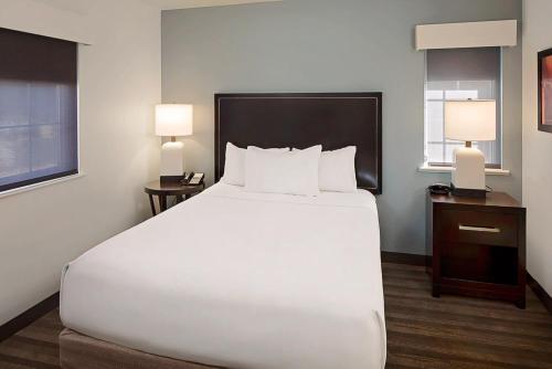 艾迪生Hyatt House Dallas Addison的一张大白色的床,位于酒店客房内