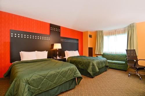 阿布西肯阿布西肯大西洋城旅程住宿酒店的橙色墙壁的酒店客房内的两张床
