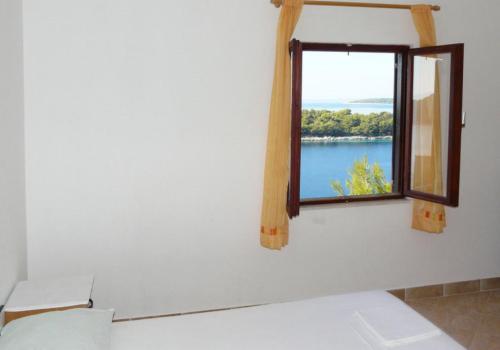 普利兹巴Apartments near the sea Marinovic的客房设有湖景窗户。
